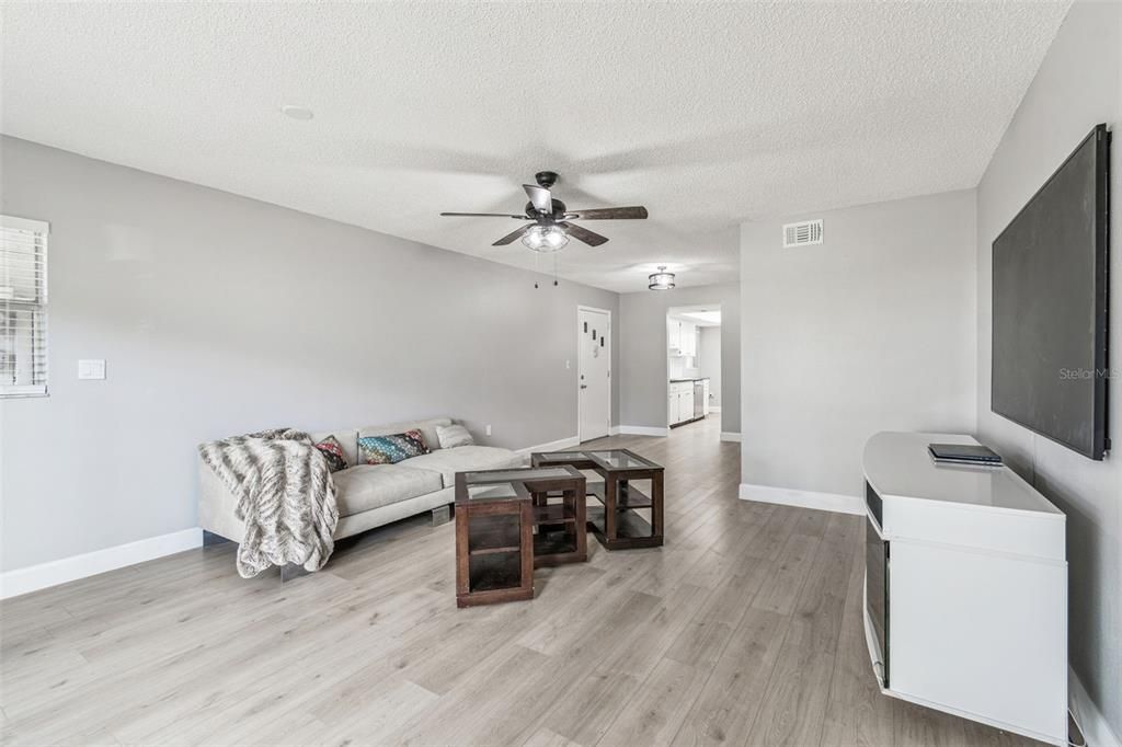 待售: $149,000 (1 贝兹, 1 浴室, 855 平方英尺)