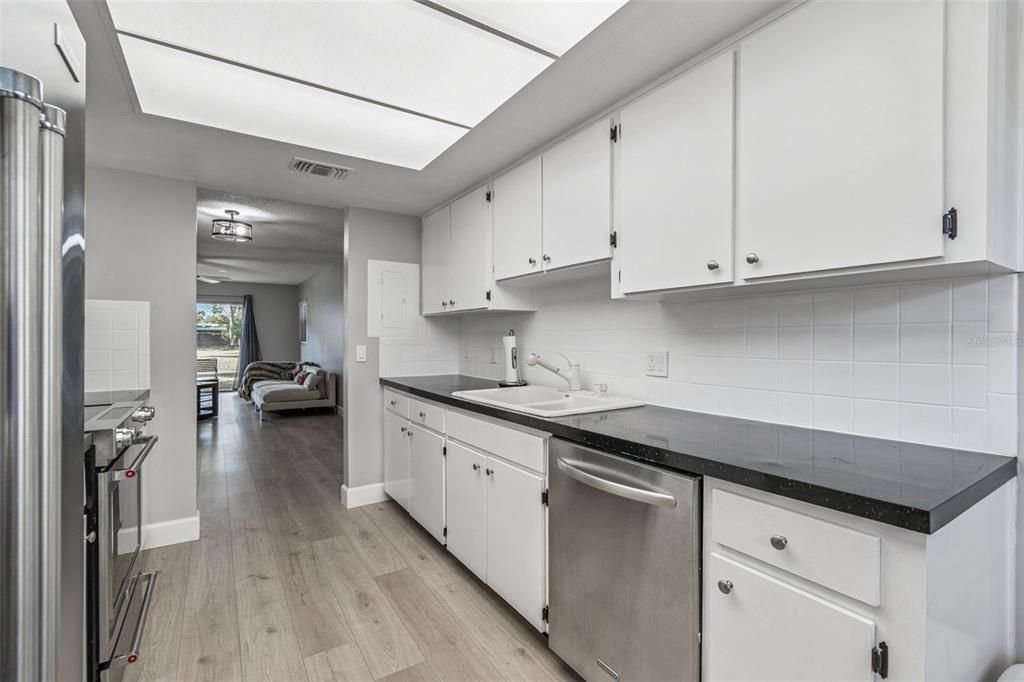 待售: $149,000 (1 贝兹, 1 浴室, 855 平方英尺)