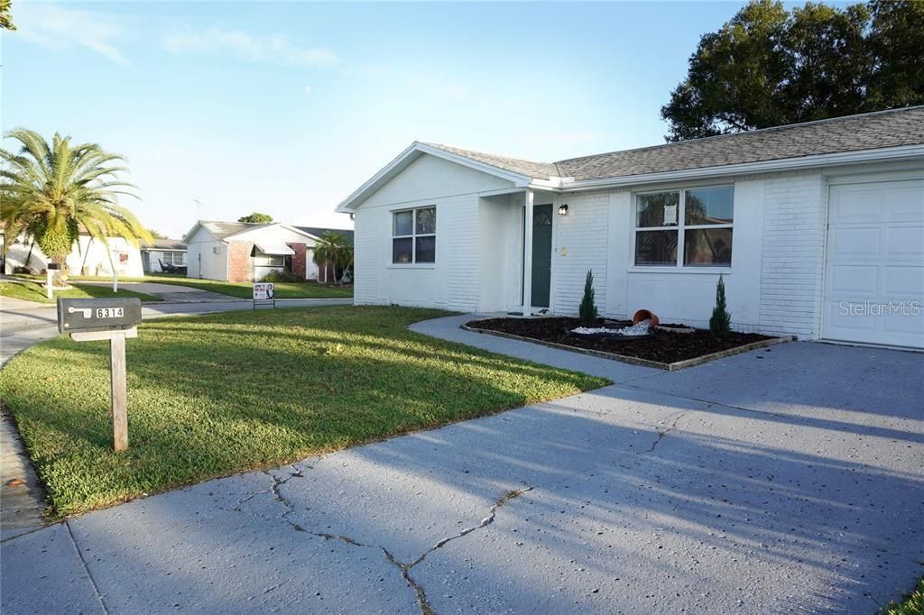 For Sale: $219,999 (2 beds, 2 baths, 1044 Square Feet)