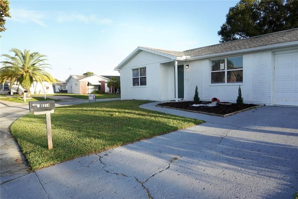 For Sale: $219,999 (2 beds, 2 baths, 1044 Square Feet)