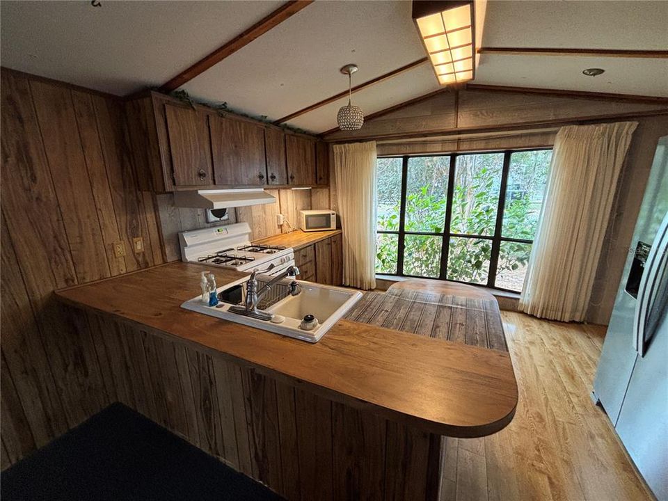 For Sale: $89,900 (2 beds, 1 baths, 784 Square Feet)