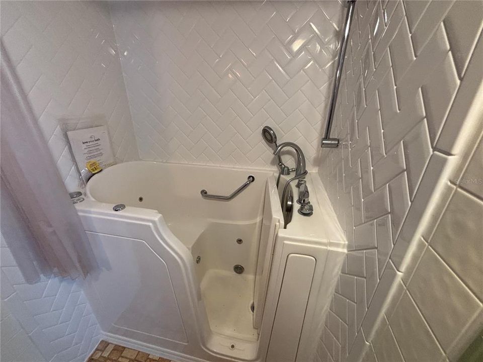 For Sale: $89,900 (2 beds, 1 baths, 784 Square Feet)