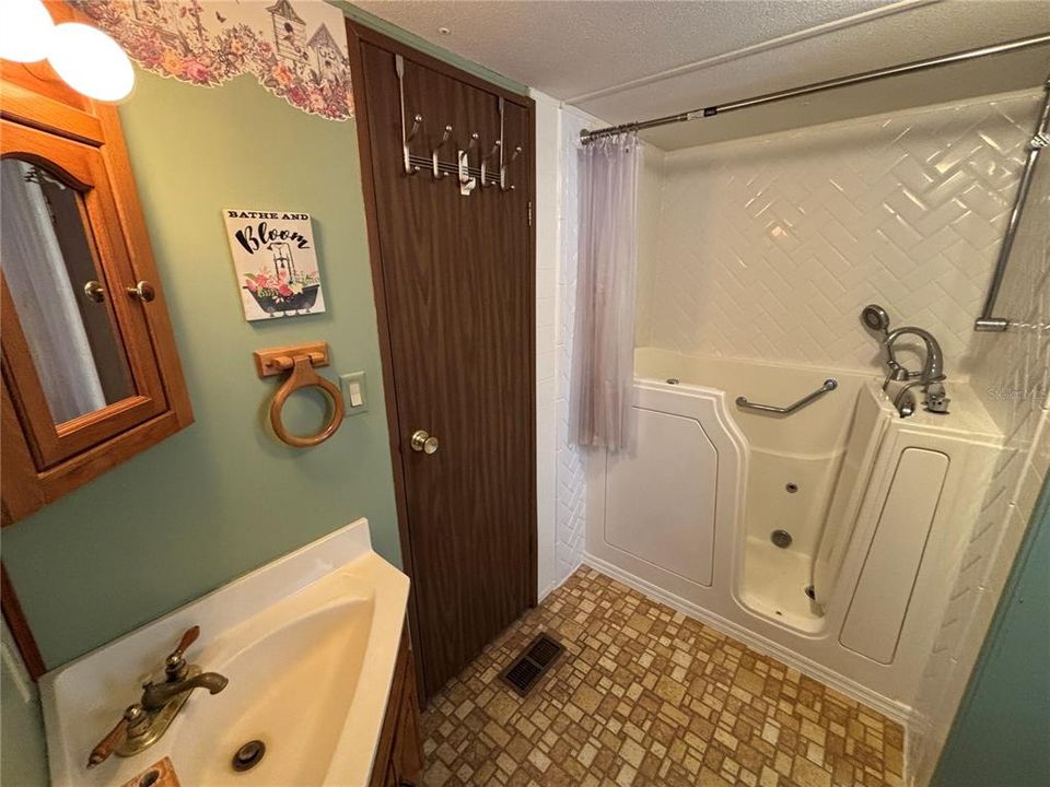 For Sale: $89,900 (2 beds, 1 baths, 784 Square Feet)