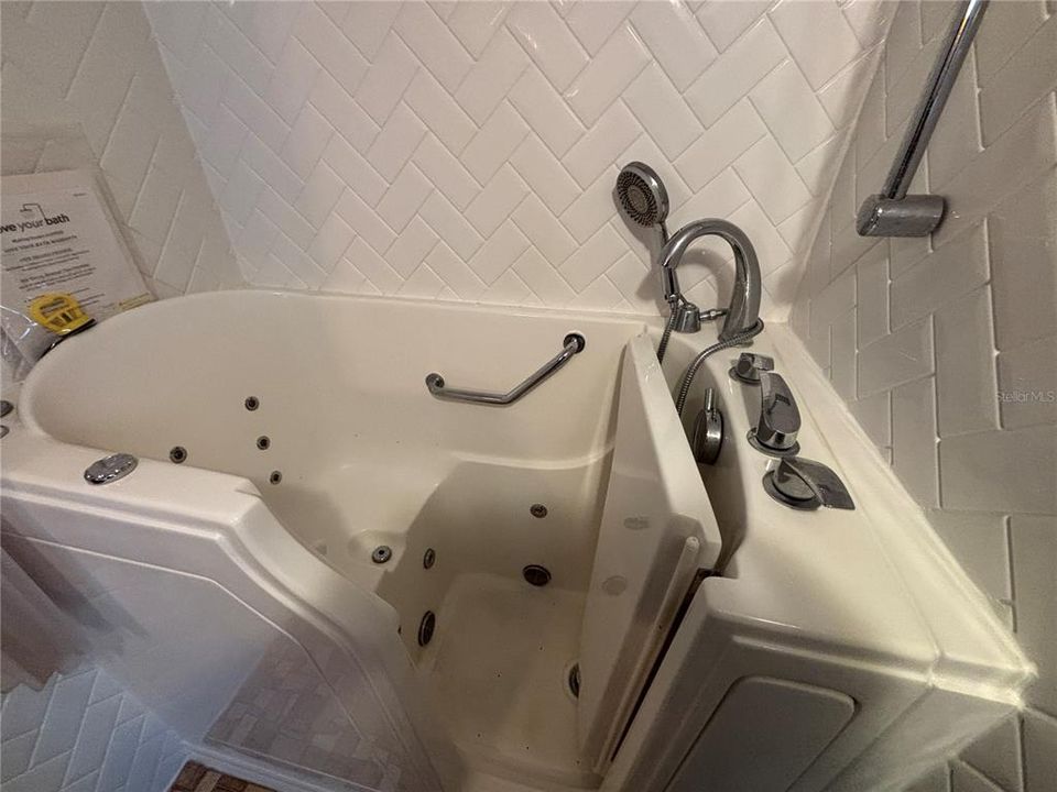 For Sale: $89,900 (2 beds, 1 baths, 784 Square Feet)