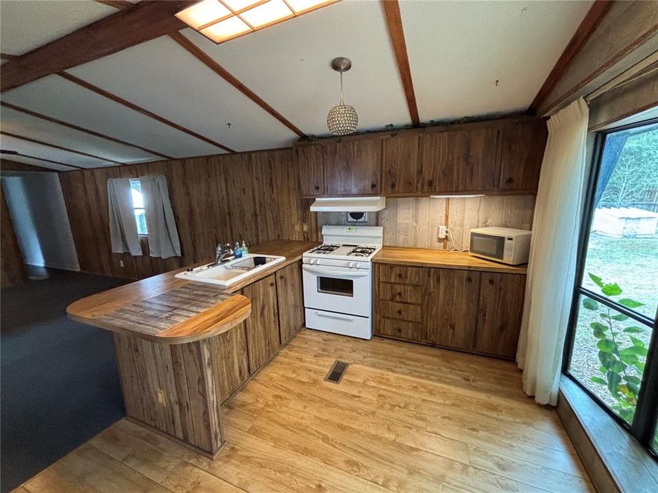 For Sale: $89,900 (2 beds, 1 baths, 784 Square Feet)