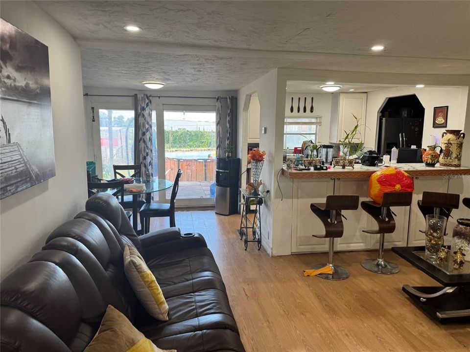 For Sale: $525,000 (3 beds, 2 baths, 1127 Square Feet)