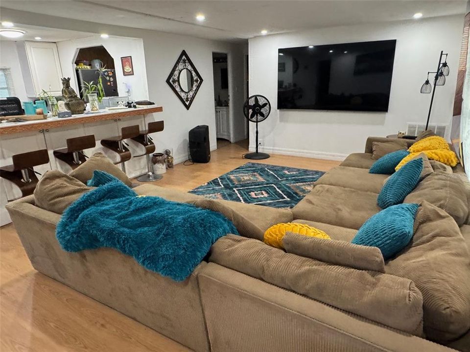 For Sale: $525,000 (3 beds, 2 baths, 1127 Square Feet)