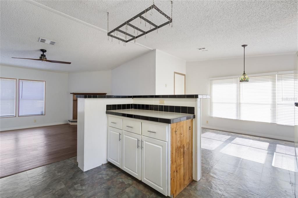 На продажу: $353,500 (3 спален, 3 ванн, 2052 Квадратных фут)