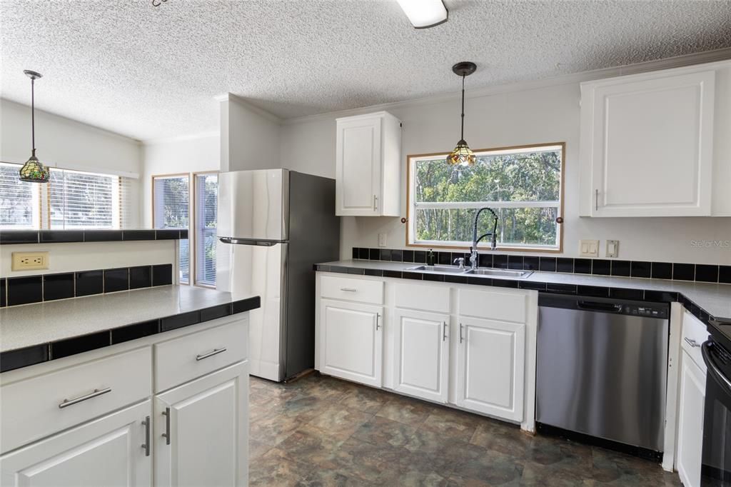 На продажу: $353,500 (3 спален, 3 ванн, 2052 Квадратных фут)