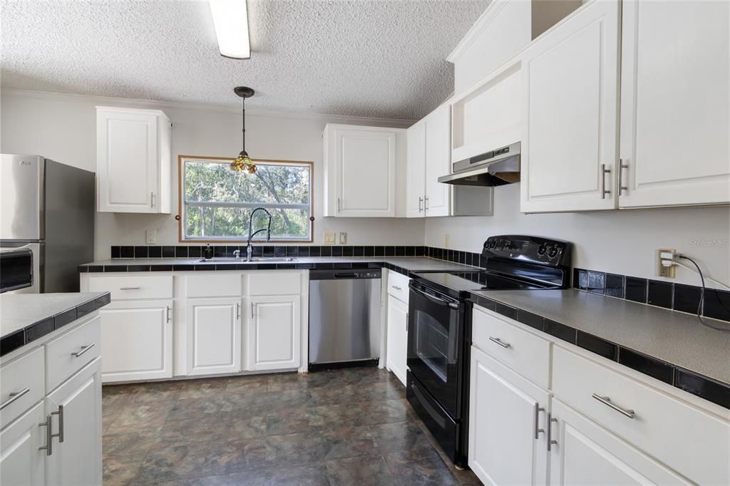 На продажу: $353,500 (3 спален, 3 ванн, 2052 Квадратных фут)