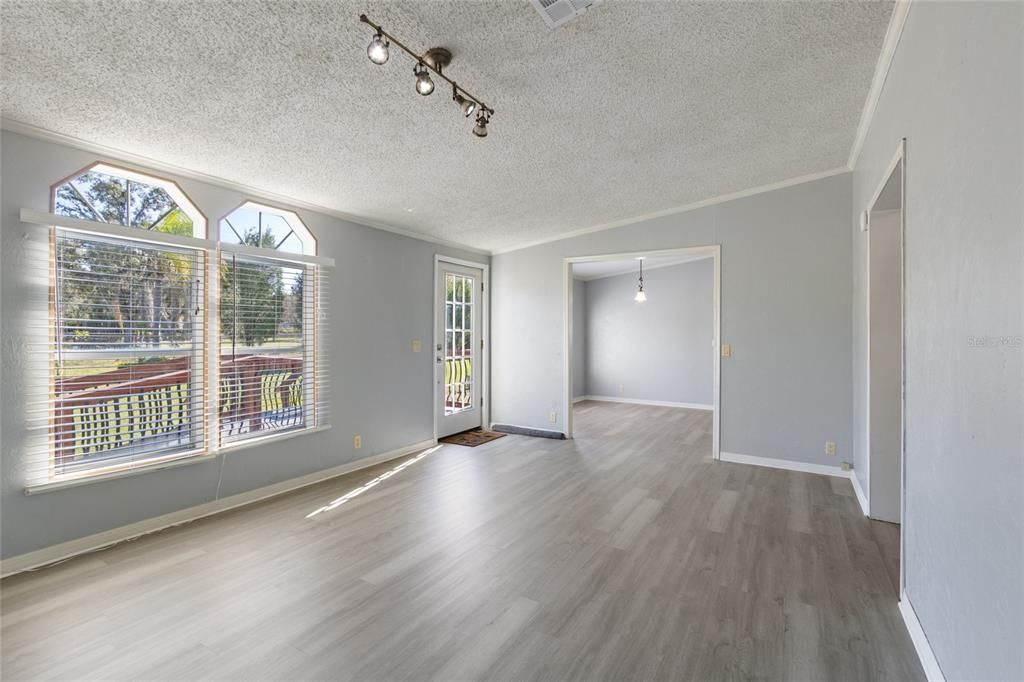 На продажу: $353,500 (3 спален, 3 ванн, 2052 Квадратных фут)