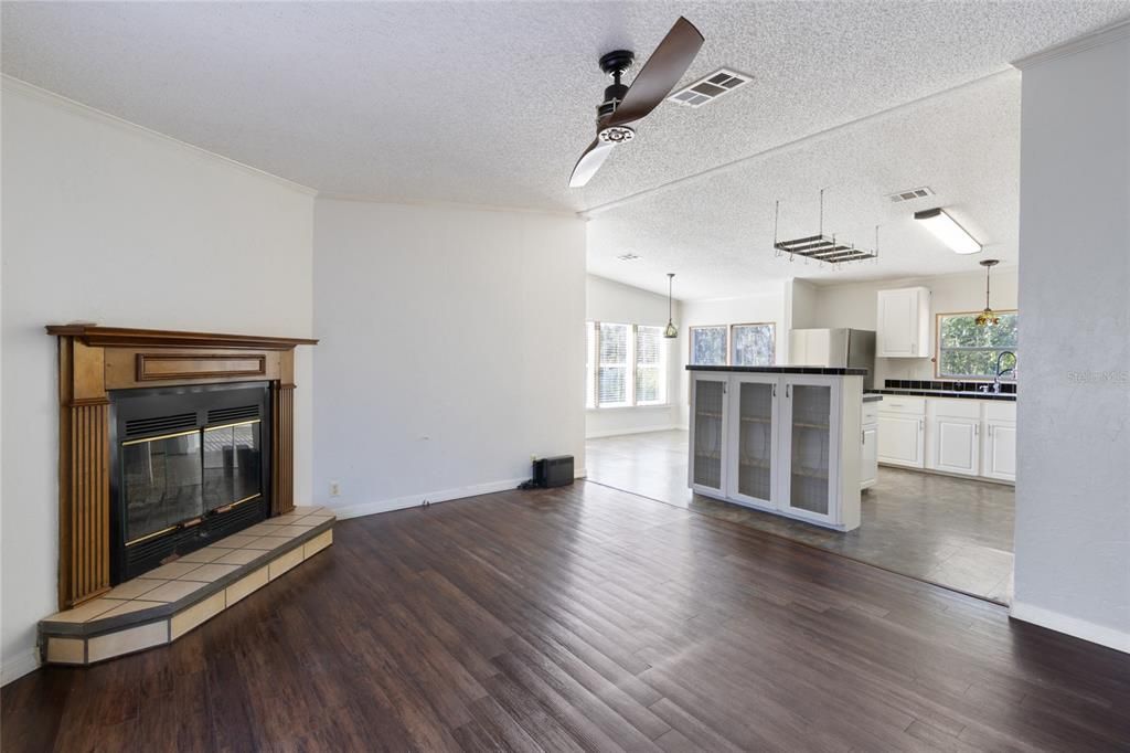 На продажу: $353,500 (3 спален, 3 ванн, 2052 Квадратных фут)