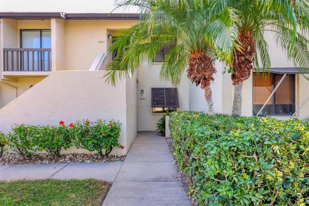 For Rent: $1,975 (2 beds, 2 baths, 1108 Square Feet)