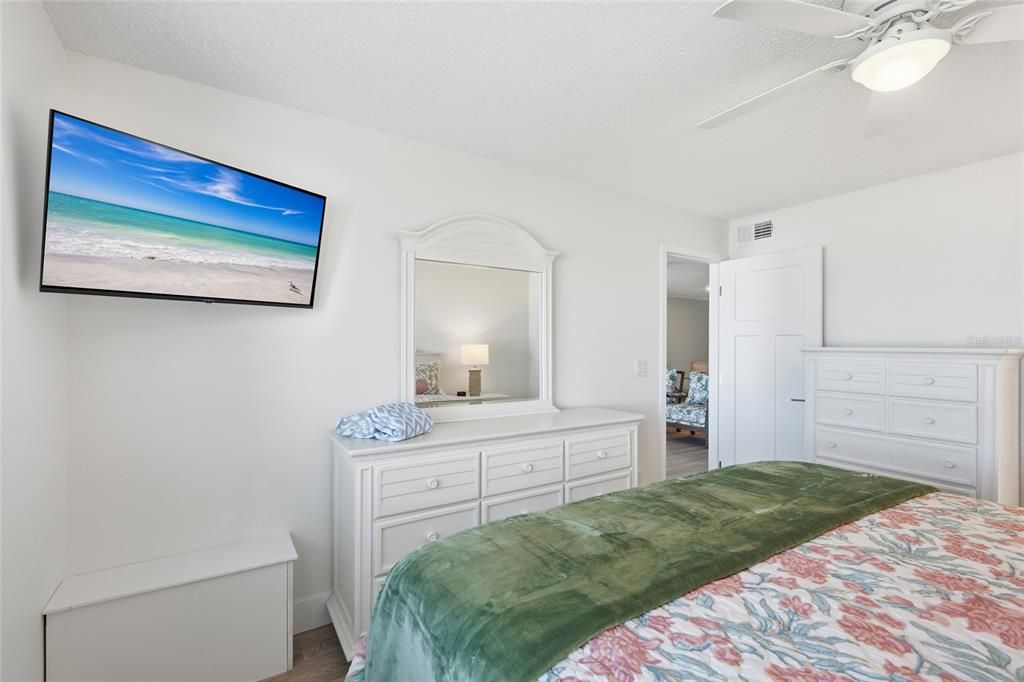 For Sale: $1,150,000 (2 beds, 2 baths, 1081 Square Feet)