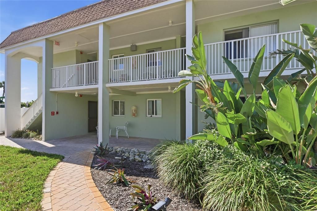 For Sale: $1,150,000 (2 beds, 2 baths, 1081 Square Feet)