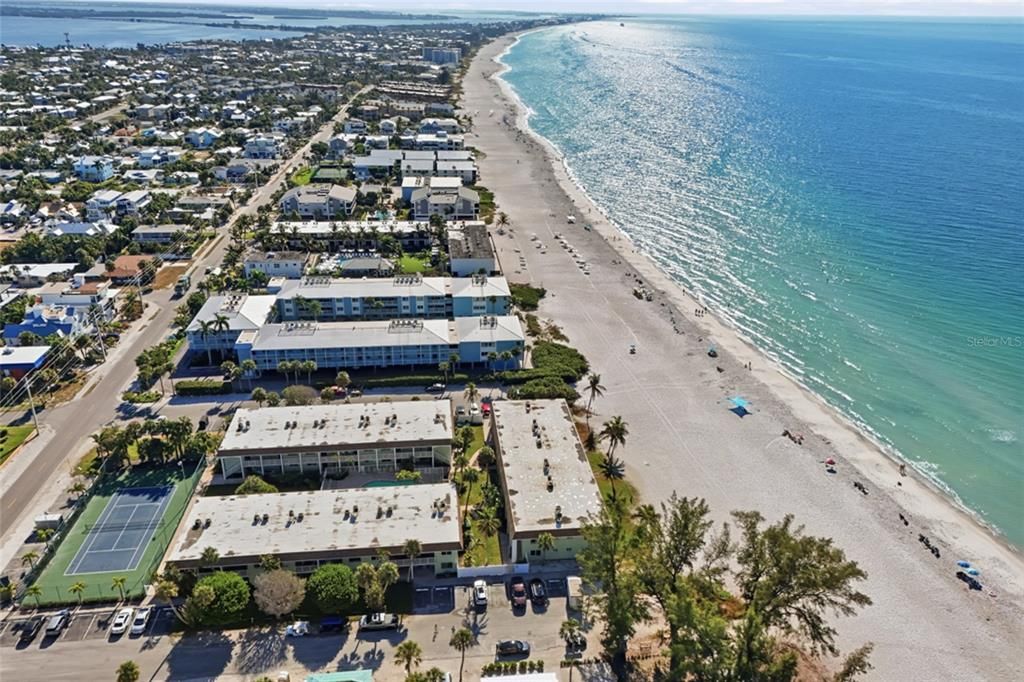 For Sale: $1,150,000 (2 beds, 2 baths, 1081 Square Feet)