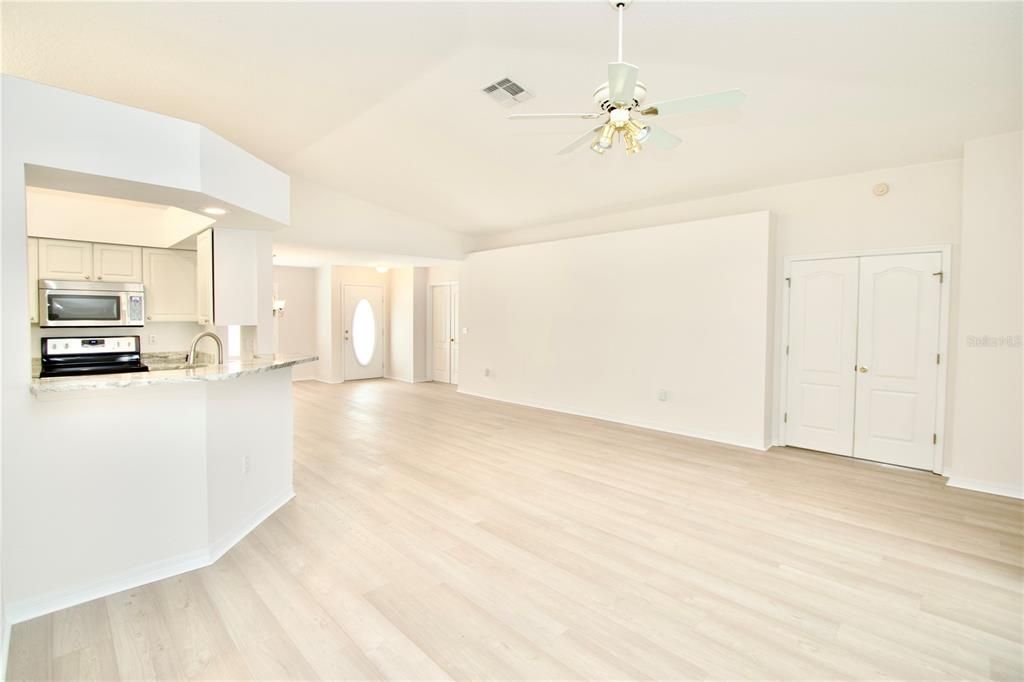 For Sale: $314,900 (2 beds, 2 baths, 1861 Square Feet)