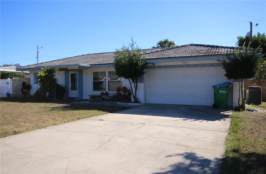 For Rent: $2,200 (2 beds, 2 baths, 1036 Square Feet)