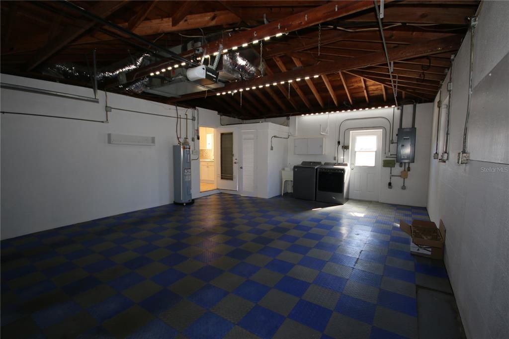 For Rent: $2,200 (2 beds, 2 baths, 1036 Square Feet)