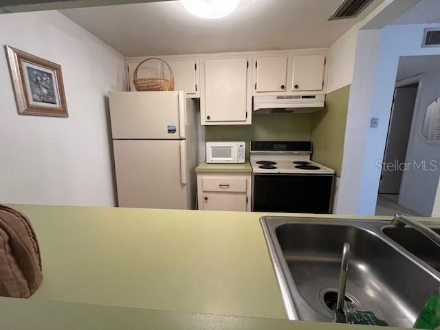 For Sale: $159,000 (2 beds, 1 baths, 837 Square Feet)