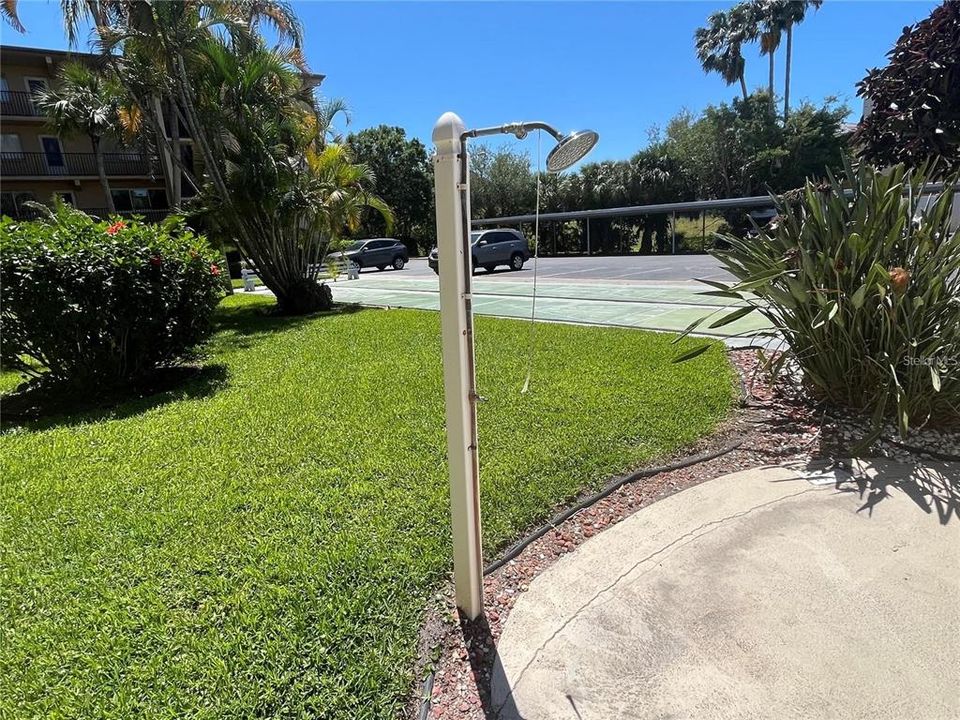 For Sale: $159,000 (2 beds, 1 baths, 837 Square Feet)