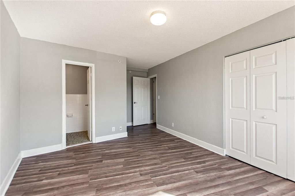 待售: $117,500 (2 贝兹, 1 浴室, 887 平方英尺)