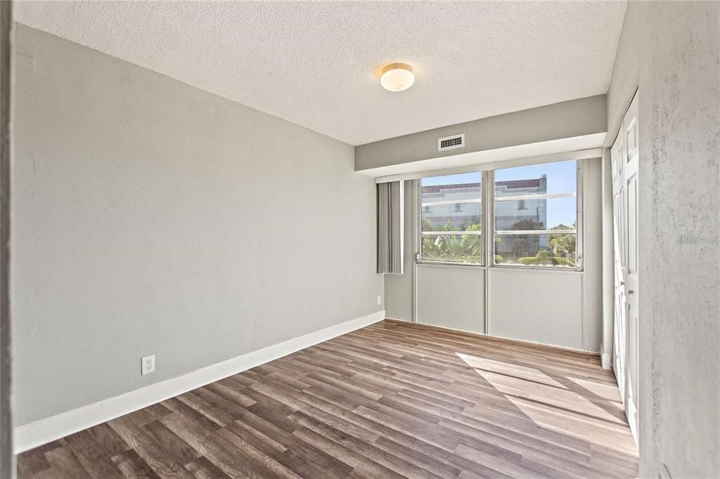 待售: $117,500 (2 贝兹, 1 浴室, 887 平方英尺)