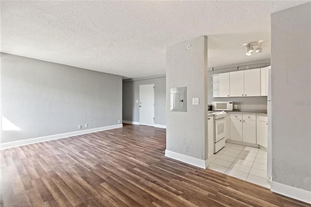 待售: $117,500 (2 贝兹, 1 浴室, 887 平方英尺)