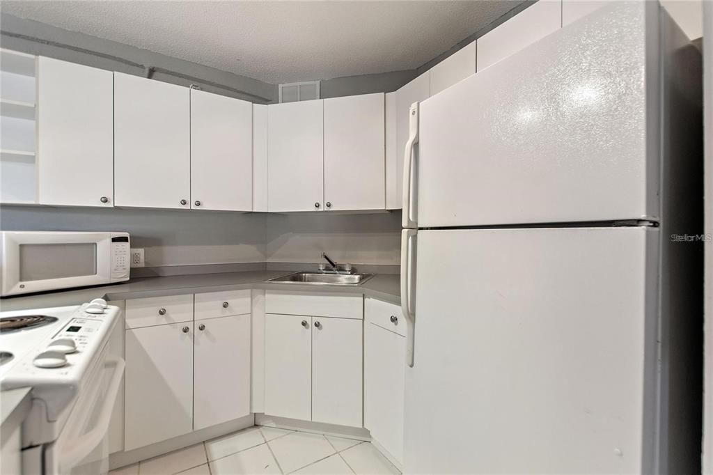 待售: $117,500 (2 贝兹, 1 浴室, 887 平方英尺)