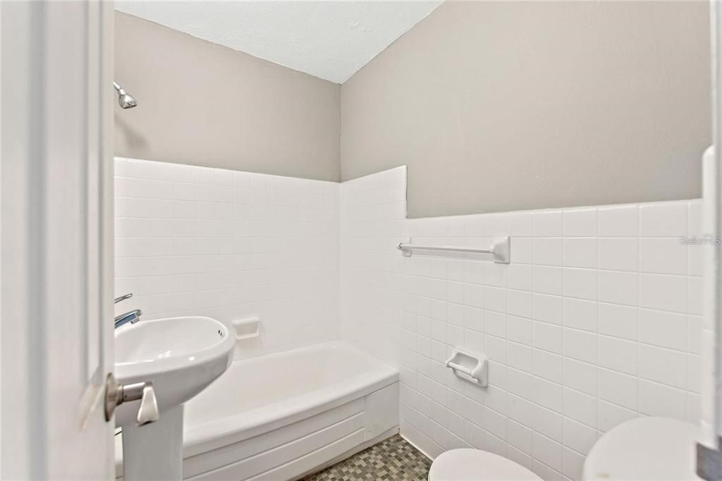 待售: $117,500 (2 贝兹, 1 浴室, 887 平方英尺)