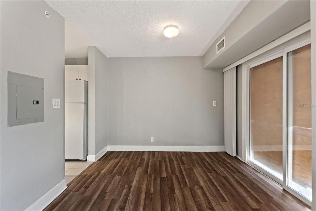 待售: $117,500 (2 贝兹, 1 浴室, 887 平方英尺)