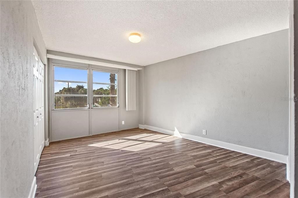 待售: $117,500 (2 贝兹, 1 浴室, 887 平方英尺)