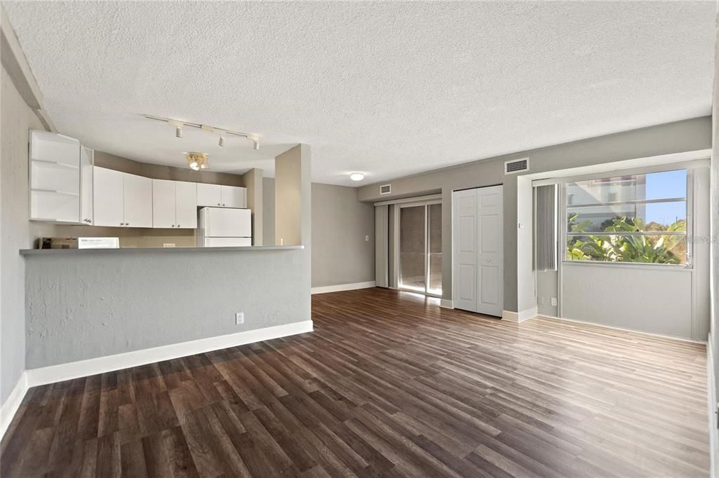 待售: $117,500 (2 贝兹, 1 浴室, 887 平方英尺)