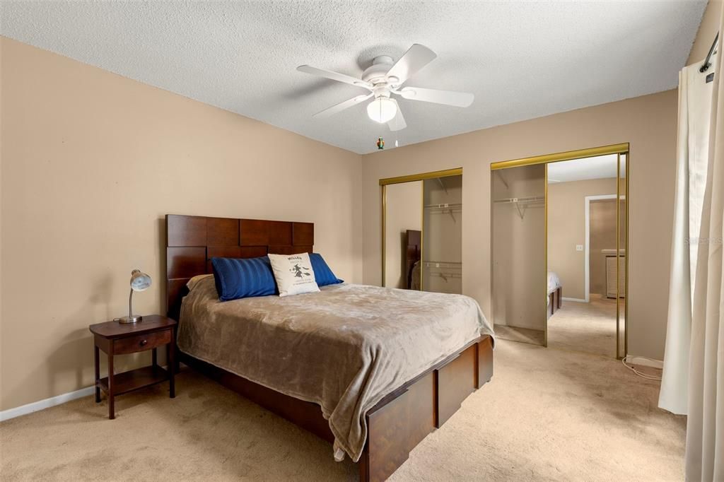 待售: $235,000 (2 贝兹, 2 浴室, 1372 平方英尺)