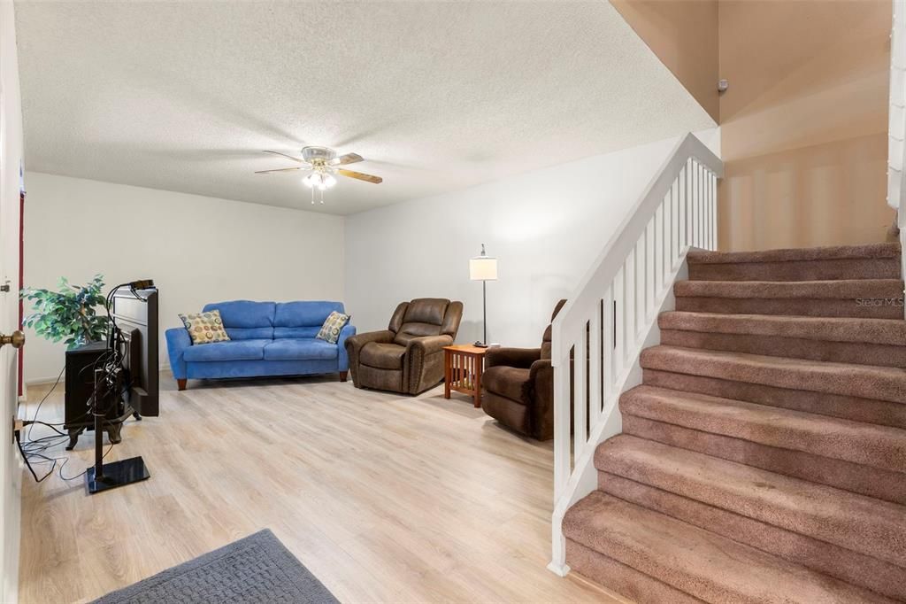 待售: $235,000 (2 贝兹, 2 浴室, 1372 平方英尺)