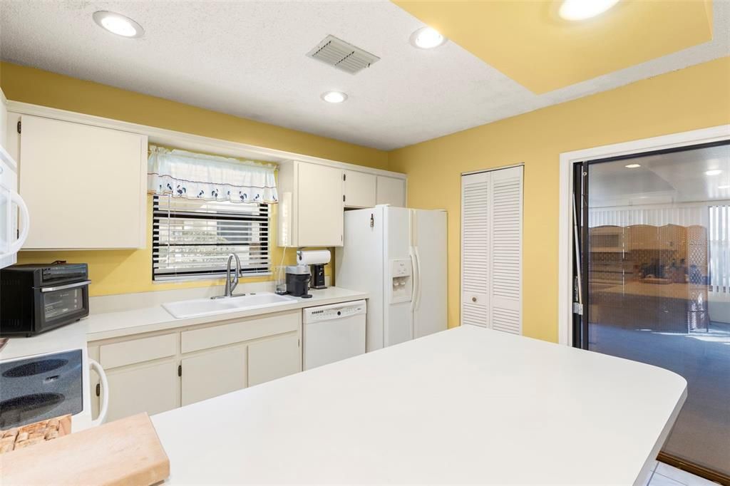 待售: $235,000 (2 贝兹, 2 浴室, 1372 平方英尺)