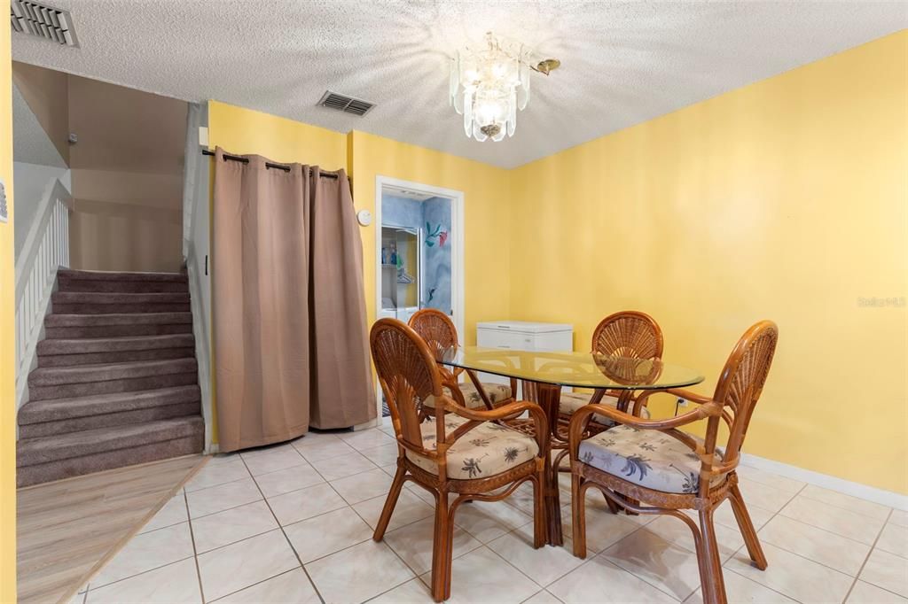 待售: $235,000 (2 贝兹, 2 浴室, 1372 平方英尺)