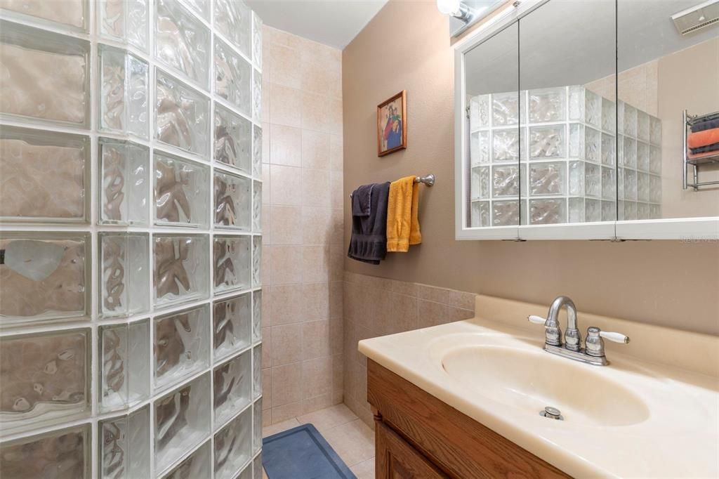 待售: $235,000 (2 贝兹, 2 浴室, 1372 平方英尺)