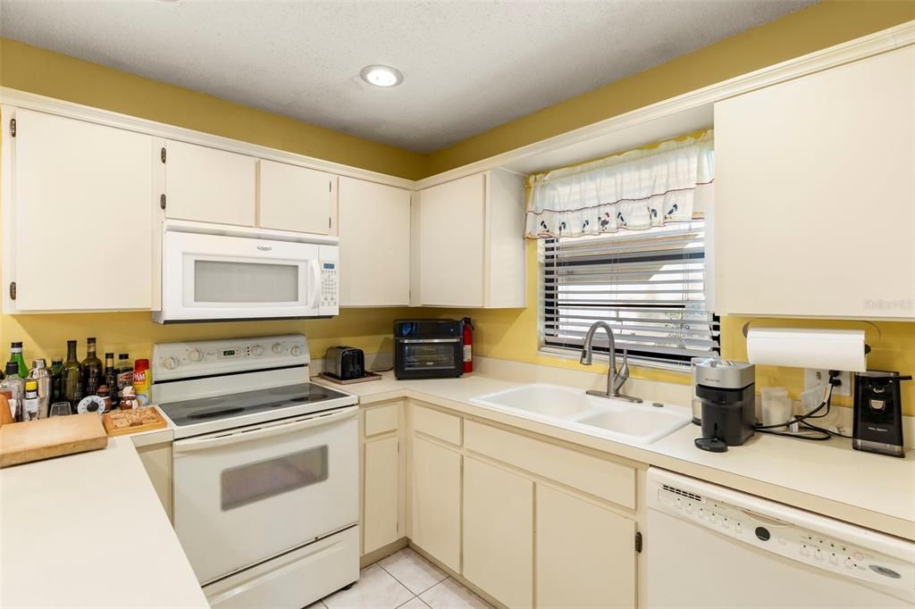 待售: $235,000 (2 贝兹, 2 浴室, 1372 平方英尺)