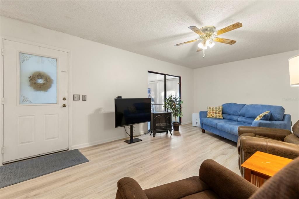 待售: $235,000 (2 贝兹, 2 浴室, 1372 平方英尺)