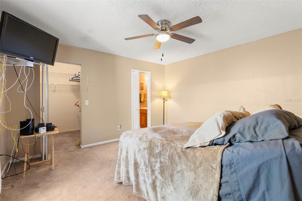 待售: $235,000 (2 贝兹, 2 浴室, 1372 平方英尺)