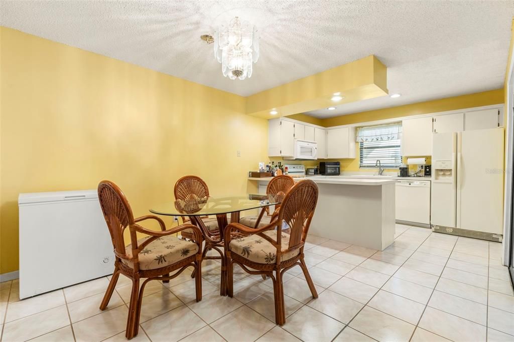 待售: $235,000 (2 贝兹, 2 浴室, 1372 平方英尺)