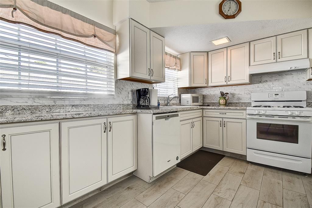 待售: $139,999 (2 贝兹, 1 浴室, 720 平方英尺)