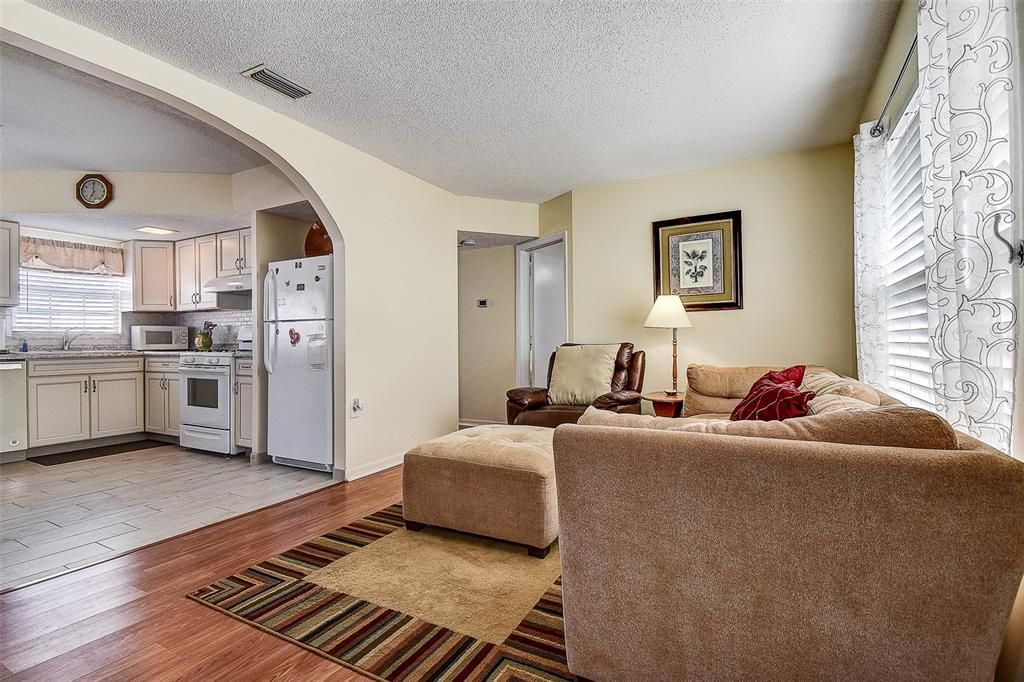 待售: $139,999 (2 贝兹, 1 浴室, 720 平方英尺)