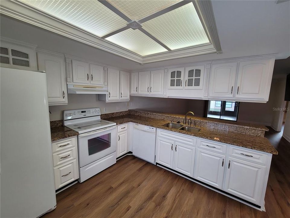 На продажу: $189,900 (2 спален, 2 ванн, 1094 Квадратных фут)