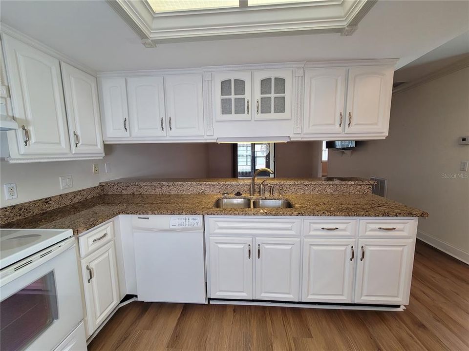 На продажу: $189,900 (2 спален, 2 ванн, 1094 Квадратных фут)