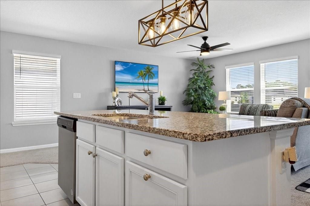 待售: $325,000 (3 贝兹, 2 浴室, 1377 平方英尺)