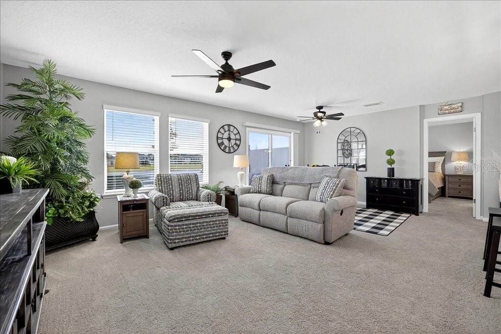 待售: $325,000 (3 贝兹, 2 浴室, 1377 平方英尺)