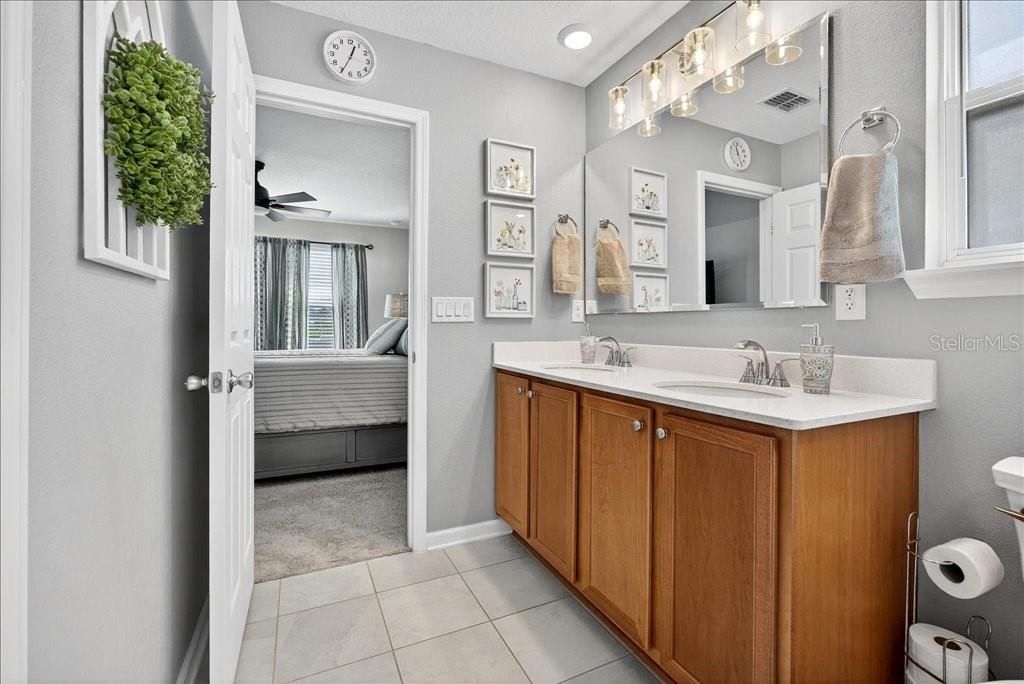 待售: $325,000 (3 贝兹, 2 浴室, 1377 平方英尺)