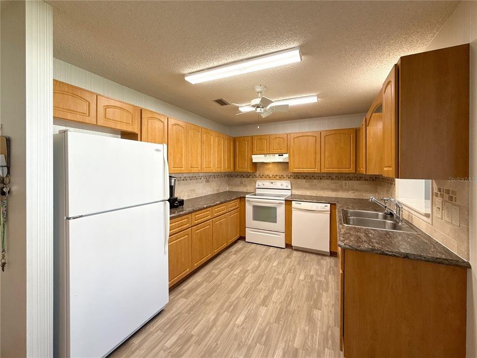For Sale: $145,000 (2 beds, 2 baths, 1375 Square Feet)